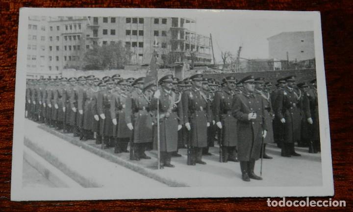 Militaria: FOTOGRAFIA DE DESFILE EN LEON 1942 APROXIMADAMENTE DE OFICIALES DE AVIACION, MIDE 8,5 X 5,5 CMS.