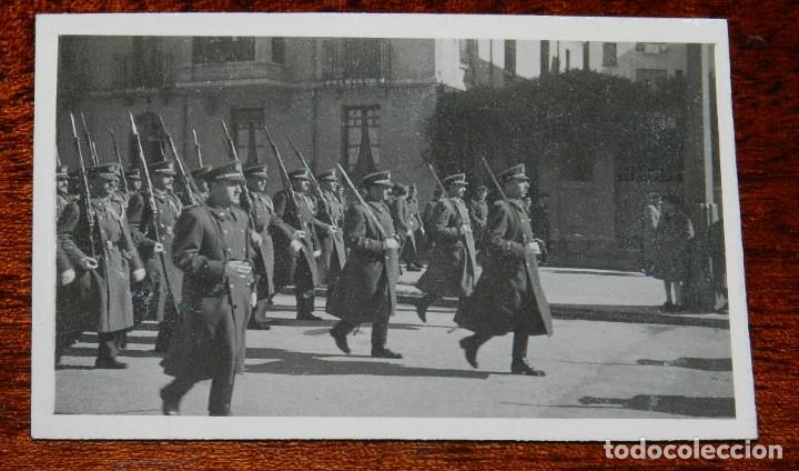 Militaria: FOTOGRAFIA DE DESFILE EN LEON 1942 APROXIMADAMENTE DE OFICIALES DE AVIACION, MIDE 8,5 X 5,5 CMS.