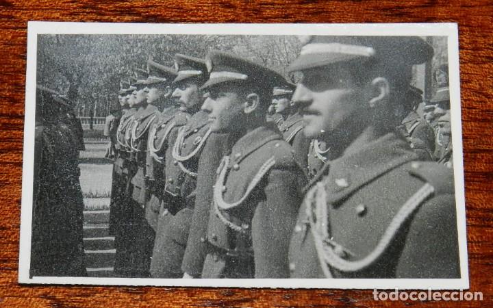 Militaria: FOTOGRAFIA DE DESFILE EN LEON 1942 APROXIMADAMENTE DE OFICIALES DE AVIACION, MIDE 8,5 X 5,5 CMS.