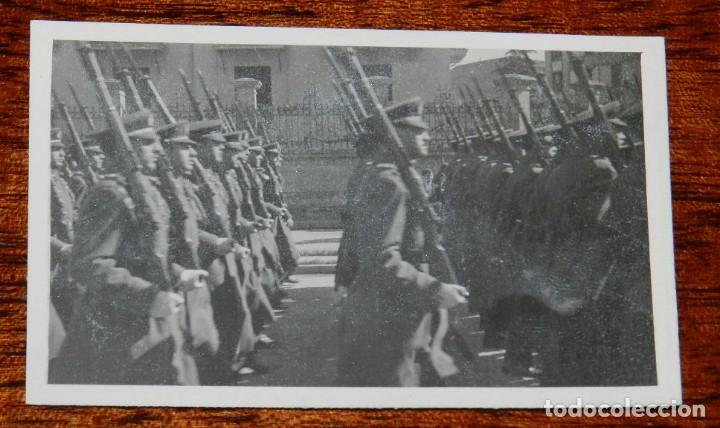Militaria: FOTOGRAFIA DE DESFILE EN LEON 1942 APROXIMADAMENTE DE OFICIALES DE AVIACION, MIDE 8,5 X 5,5 CMS.