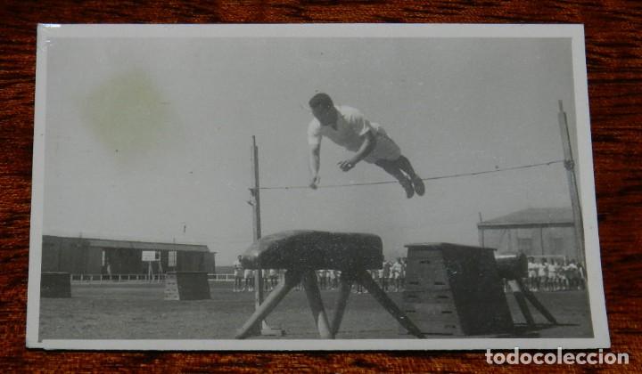 Militaria: FOTOGRAFIA DE EJERCICIOS DEPORTIVOS DE OFICIALES EN EL AERODROMO MILITAR DE LEON 1942 APROXIMADAMENT