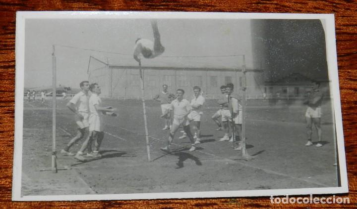 Militaria: FOTOGRAFIA DE EJERCICIOS DEPORTIVOS DE OFICIALES EN EL AERODROMO MILITAR DE LEON 1942 APROXIMADAMENT