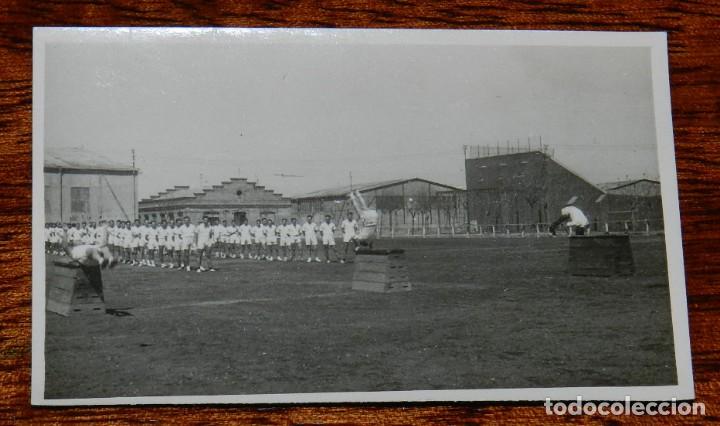 Militaria: FOTOGRAFIA DE EJERCICIOS DEPORTIVOS DE OFICIALES EN EL AERODROMO MILITAR DE LEON 1942 APROXIMADAMENT