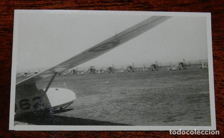 Militaria: FOTOGRAFIA DE AVIONES EN EL AERODROMO MILITAR DE LEON 1942 APROXIMADAMENTE, MIDE 8,5 X 5,5 CMS.