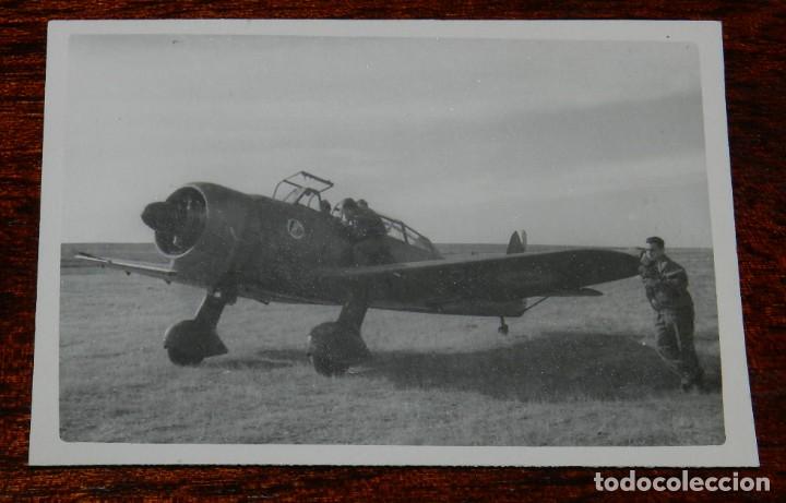 Militaria: FOTOGRAFIA DE AVION Y PILOTOS EN EL AERODROMO MILITAR DE LEON 1942 APROXIMADAMENTE, MIDE 8,5 X 5,5