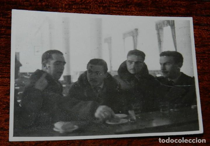 Militaria: FOTOGRAFIA DE PILOTOS, EN EL AERODROMO MILITAR DE LEON 1942 APROXIMADAMENTE, MIDE 8,5 X 6,2 CMS.