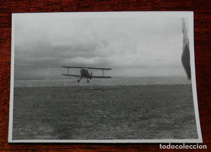 Militaria: FOTOGRAFIA DE AVION, AERODROMO MILITAR DE LEON 1942 APROXIMADAMENTE, MIDE 11 X 8,5 CMS.