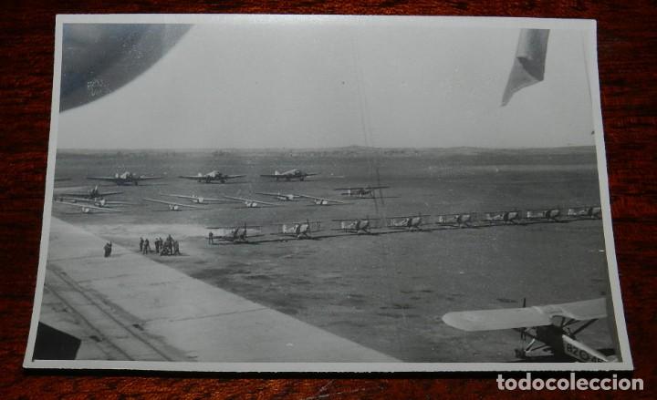 Militaria: FOTOGRAFIA DE GRUPO DE AVIONES, AERODROMO MILITAR DE LEON 1942 APROXIMADAMENTE, MIDE 12 X 8,5 CMS.