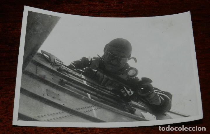 Militaria: FOTOGRAFIA DE PILOTO MILITAR SACANDO FOTOGRAFIA, AERODROMO MILITAR DE LEON 1942 APROXIMADAMENTE, MID