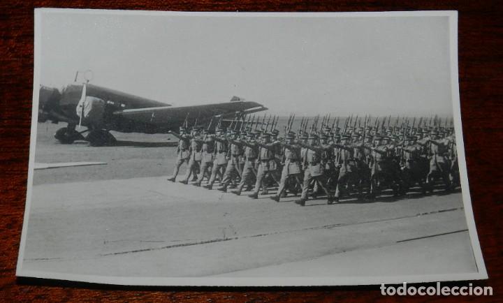 Militaria: FOTOGRAFIA DE MILITARES DE AVIACION DESFILANDO, AERODROMO MILITAR DE LEON 1942 APROXIMADAMENTE, MIDE
