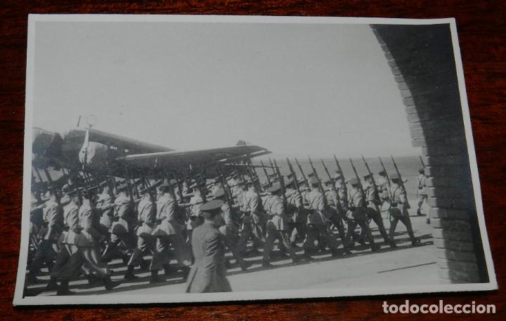 Militaria: FOTOGRAFIA DE MILITARES DE AVIACION DESFILANDO, AERODROMO MILITAR DE LEON 1942 APROXIMADAMENTE, MIDE
