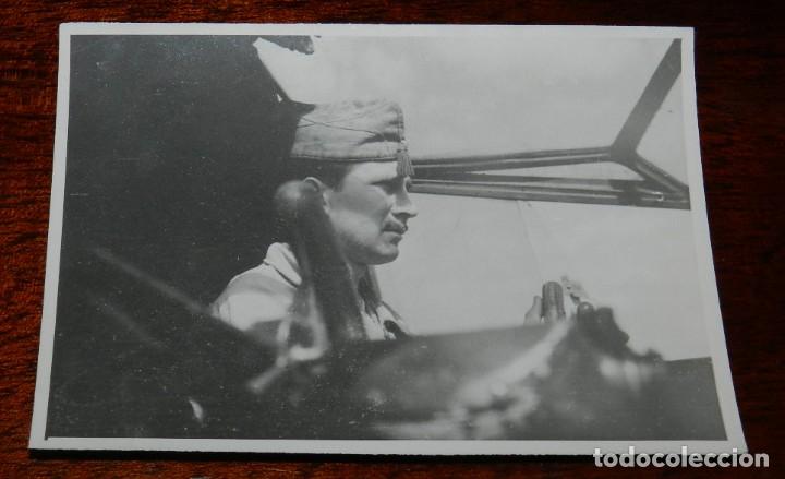 Militaria: FOTOGRAFIA PILOTANDO AVION, AERODROMO MILITAR DE LEON 1942 APROXIMADAMENTE, MIDE 12 X 8,5 CMS.