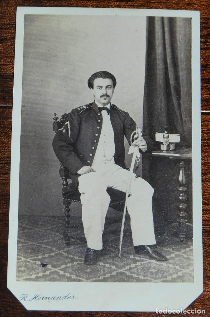 Militaria: FOTOGRAFIA DE OFICIAL, CARTE DE VISITE, ALBUMINA, FOTOGRAFIA DE RAMON HERNANDEZ de C&aacute;diz, MIDE 10,2