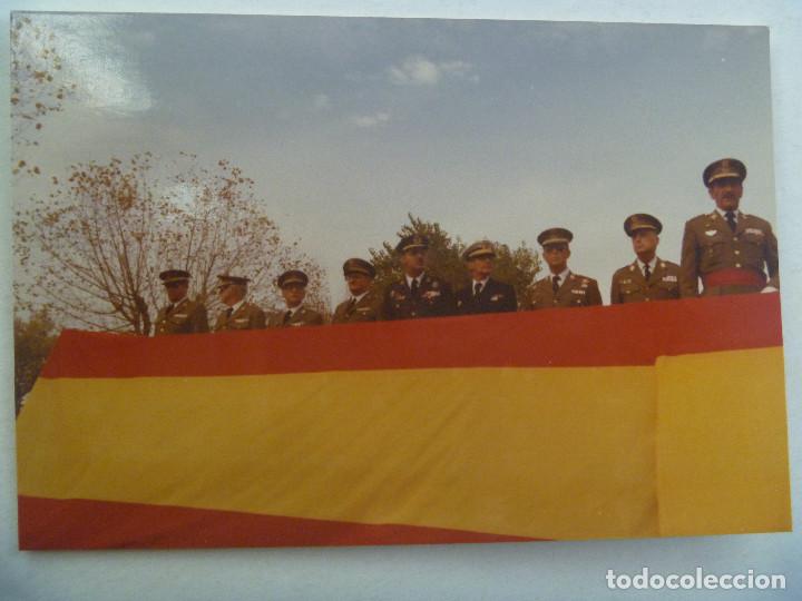 Militaria: FOTO DE GENERALES DE TIERRA , MAR Y AIRE EN UN ACTO . BANDERA NACIONAL, ETC
