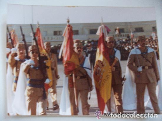 Militaria: FOTO DE DESFILE DE REGULARES DE CEUTA DE GALA CON CAPA , BANDERAS ... 12,5 X 17 CM