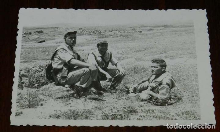 Military Antiques: FOTOGRAFIA DE MILITARES DURANTE UNAS MANIOBRAS, MIDE 11 X 7 CMS