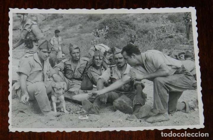 Military Antiques: FOTOGRAFIA  DE GRUPO DE LEGIONARIOS, LEGION,  POSIBLEMENTE EN EL SAHARA ESPA&Ntilde;OL, A&Ntilde;OS 40, MIDE 11 X