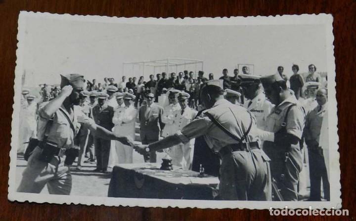 Military Antiques: FOTOGRAFIA DE CUARTEL DE LA LEGION, LEGIONARIOS, A&Ntilde;O 1963, ENTREGA DE CONDECORACIONES, TAMA&Ntilde;O POSTAL