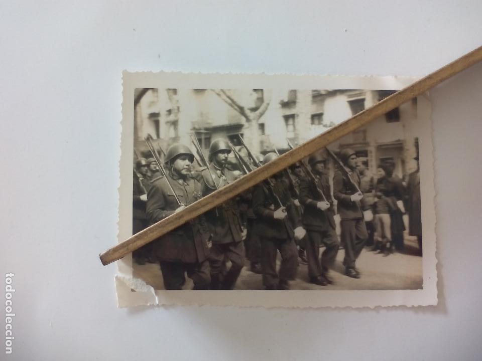 Militaria: ANTIGUA FOTOGRAF&Iacute;A. SOLDADOS Y MILITARES DESFILANDO. A&Ntilde;OS 40-50. DESCONOZCO EL LUGAR