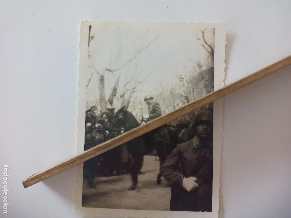 Militaria: ANTIGUA FOTOGRAF&Iacute;A. SOLDADOS Y MILITARES DESFILANDO. A&Ntilde;OS 40-50. DESCONOZCO EL LUGAR