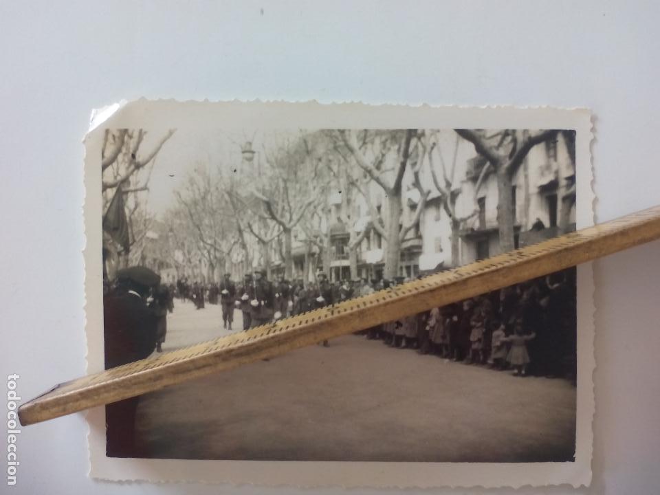 Militaria: ANTIGUA FOTOGRAF&Iacute;A. SOLDADOS Y MILITARES DESFILANDO. A&Ntilde;OS 40-50. DESCONOZCO EL LUGAR