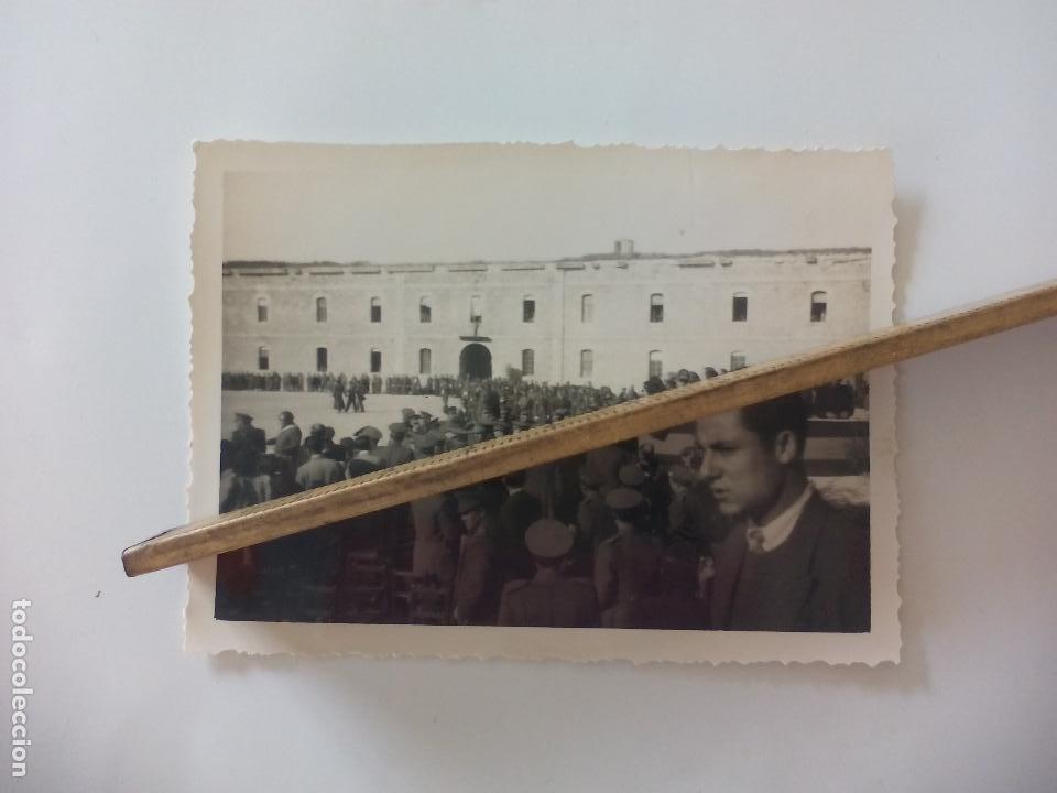 Militaria: ANTIGUA FOTOGRAF&Iacute;A. SOLDADOS Y MILITARES DESFILE. A&Ntilde;OS 40-50. DESCONOZCO EL LUGAR