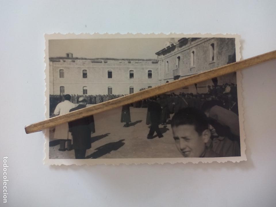 Militaria: ANTIGUA FOTOGRAF&Iacute;A. SOLDADOS Y MILITARES DESFILE. A&Ntilde;OS 40-50. DESCONOZCO EL LUGAR