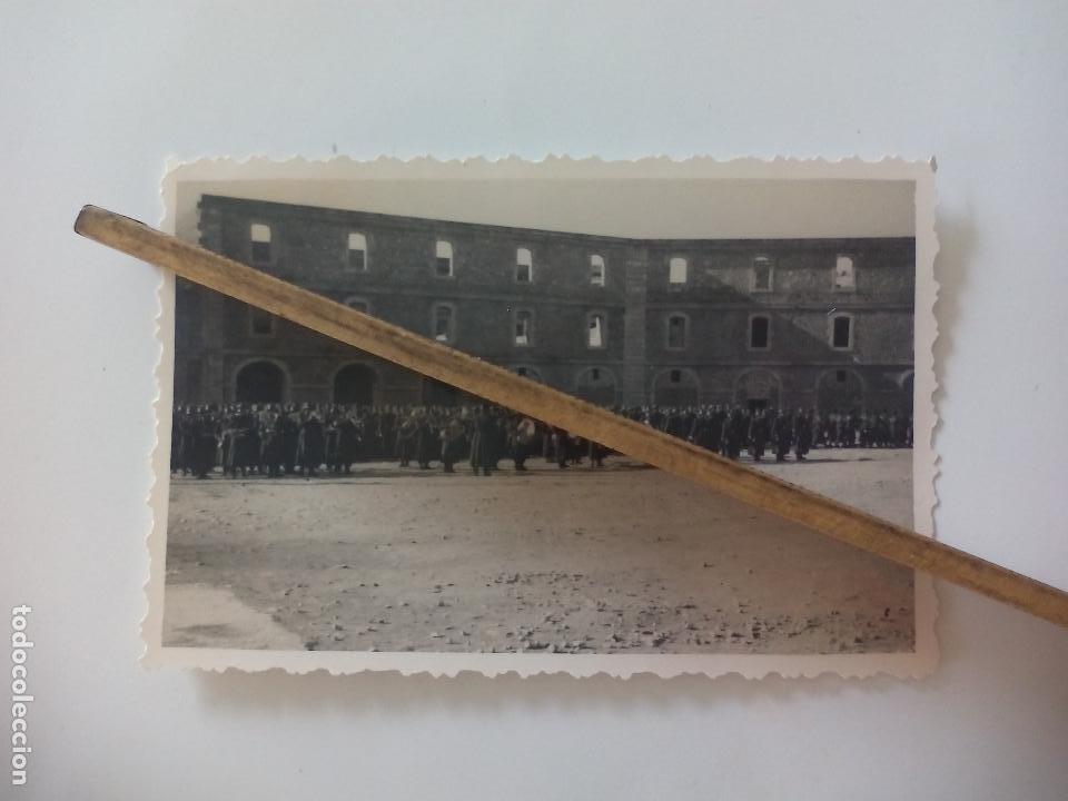 Militaria: ANTIGUA FOTOGRAF&Iacute;A. SOLDADOS Y MILITARES DESFILE. A&Ntilde;OS 40-50. DESCONOZCO EL LUGAR