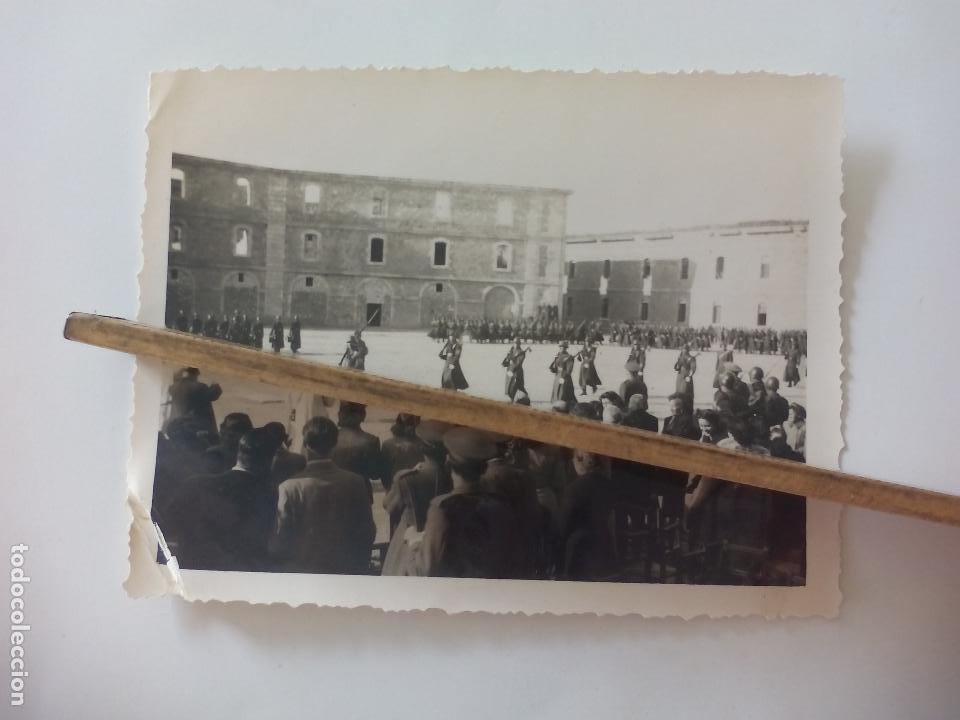 Militaria: ANTIGUA FOTOGRAF&Iacute;A. SOLDADOS Y MILITARES DESFILE. A&Ntilde;OS 40-50. DESCONOZCO EL LUGAR