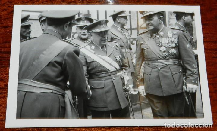 Militaria: FOTOGRAFIA DE GENERAL DE DIVISION Y OTROS OFICIALES EN ESCUELA DE ESTADO MAYOR, IMPOSICION DE FAJAS
