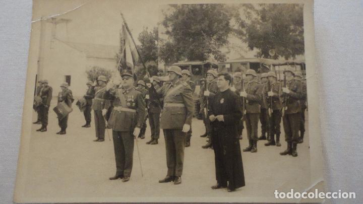 Militaria: ANTIGUA FOTOGRAFIA.MILITARES EN FORMACION CON OFICIAL CONDECORADO.A&Ntilde;OS 50?