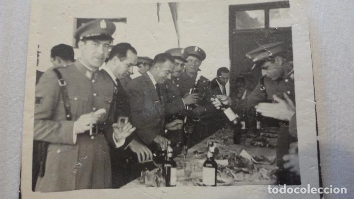 Militaria: ANTIGUA FOTOGRAFIA.MILITARES? EN ALGUNA CENA.1957