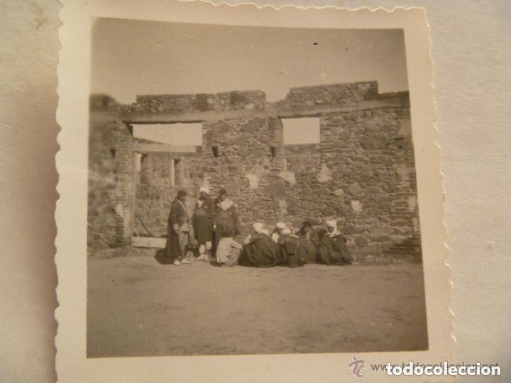Militaria: PROTECTORADO - SIDI IFNI : FOTO DE TROPAS DE REGULARES CON CANDORA Y MOROS EN UN ANTIGUO FORTIN.