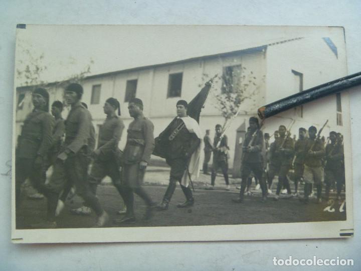 Militaria: GUERRA DE AFRICA: DESFILE TROPAS DE REGULARES , MOROS . ABANDERADO DE GALA CON CAPA . A&Ntilde;OS 20