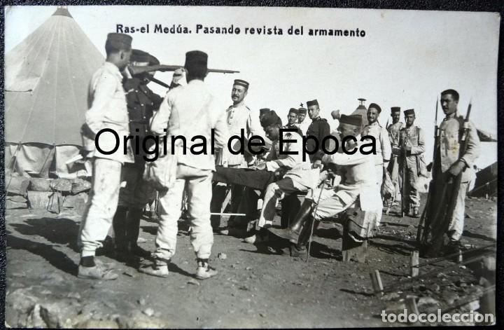 Militaria: (JX-180633)Postal fotogr&aacute;fica , Ras-el-Medua .Pasando revista del armamento . Campa&ntilde;a de &Aacute;frica .