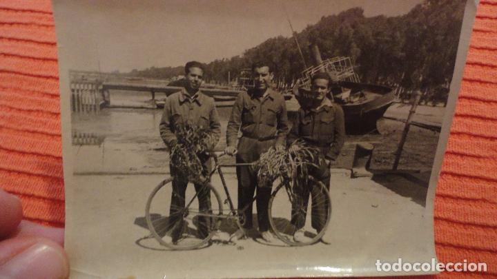 Militaria: ANTIGUA FOTOGRAFIA DE MILITARES.FOTO MONIS.HUELVA 1947