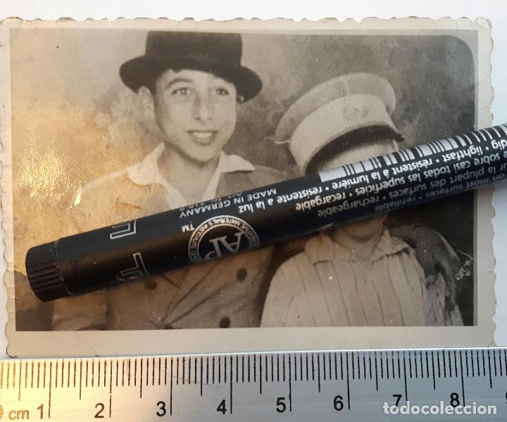 Militaria: Foto de dos ni&ntilde;os. Uno de ellos con una gorra de Caballer&iacute;a &eacute;poca Rep&uacute;blica.