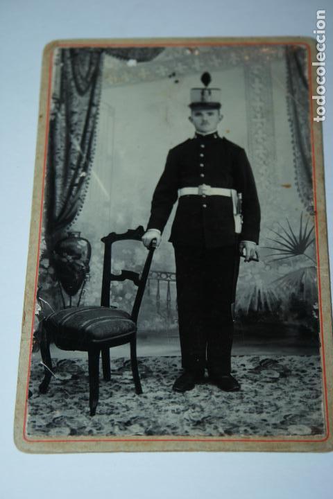 Militaria: Antigua fotograf&iacute;a de militar. sobre carton duro 8 x 12,5 cms.