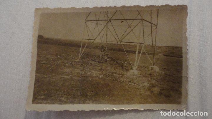 Militaria: ANTIGUA FOTOGRAFIA.MILITAR EN BICICLETA JUNTO A POSTE DE ELECTRICIDAD.FOTO SANCHEZ.GUIJUELO.