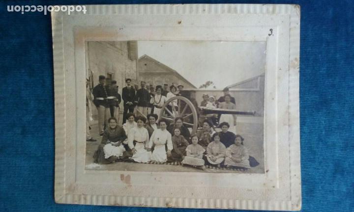 Militaria: Antigua fotografia pegada sobre cart&oacute;n duro.. Ca&ntilde;&oacute;n. Militares. principio s XX.