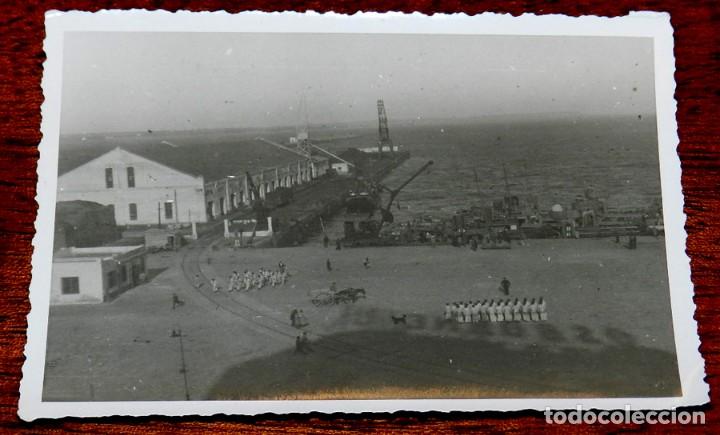 Militaria: FOTOGRAFIA PUERTO ESPA&Ntilde;OL, A&Ntilde;OS 40, TROPA EN FORMACION, MIDE 11,5 X 8,5 CMS.