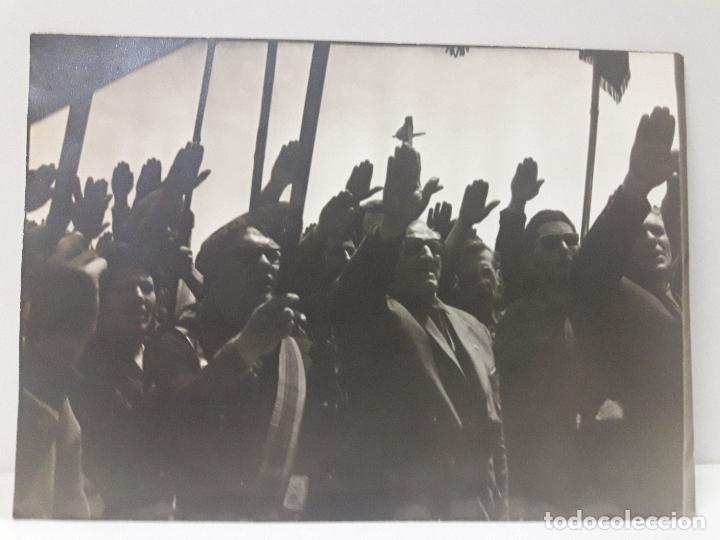 Militaria: FOTOGRAFIA DE FALANGISTAS SALUDANDO