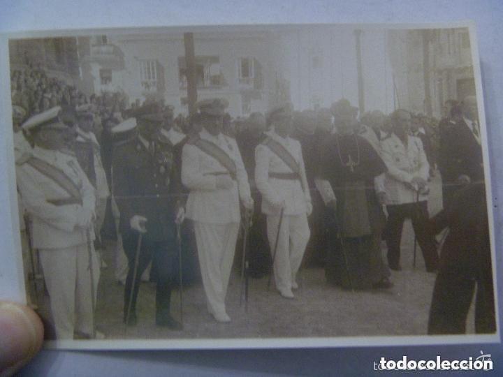 Militaria: FOTO GENERALES DE TIERRA Y MARINA EN ACTO.  MARINO CON MEDALLA MILITAR INDIVIDUAL. CADIZ, A&Ntilde;OS 40