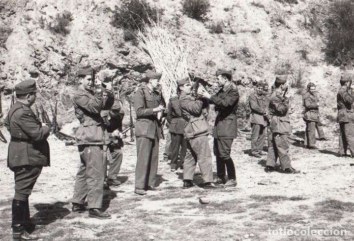 Militaria: Guardia Civil, ejercicios de tiro de pistola a&ntilde;os 60, impresi&oacute;n actual de rara foto familiar - CLC