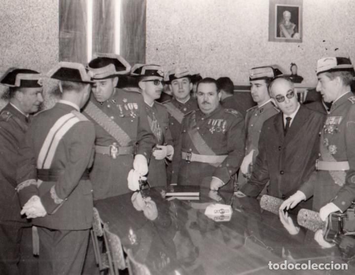 Military Antiques: Oficiales Guardia Civil con laureado Tte. Gral. Serra Algarra, impresi&oacute;n actual foto familiar - CLC