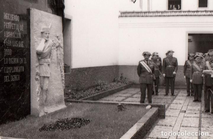 Militaria: Guardia Civil, homenaje a los ca&iacute;dos, impresi&oacute;n actual rara foto familiar - CLC