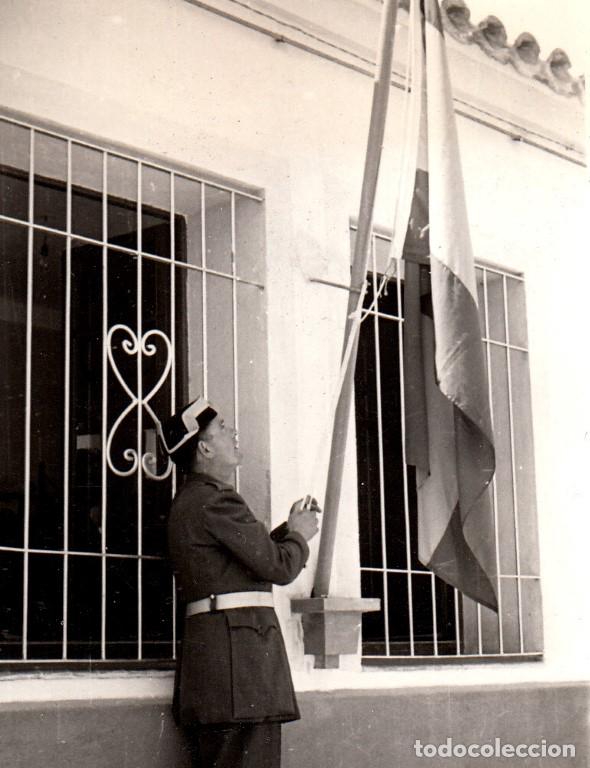 Military Antiques: Guardia Civil izando bandera en la casa cuartel, impresi&oacute;n actual rara foto familiar - CLC