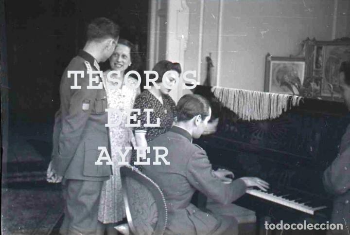 Militaria: FOTOGRAFIA NEGATIVO DE MILITARES DE LA DIVISION AZUL EN BERLIN AL PIANO, FOTO DE CARRETE DE 35 MM. T