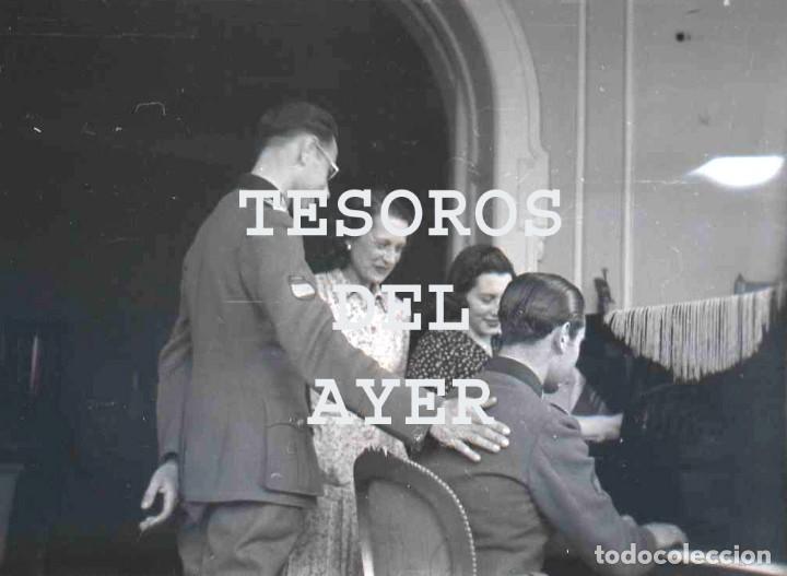 Militaria: FOTOGRAFIA NEGATIVO DE MILITARES DE LA DIVISION AZUL EN BERLIN AL PIANO, FOTO DE CARRETE DE 35 MM. T