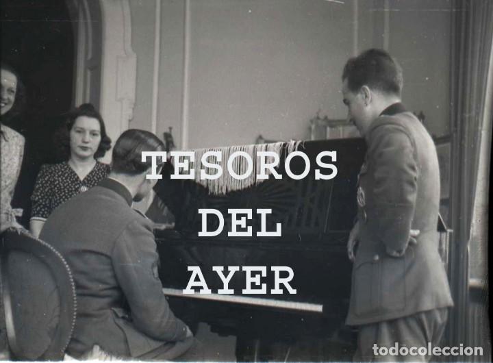 Militaria: FOTOGRAFIA NEGATIVO DE MILITARES DE LA DIVISION AZUL EN BERLIN AL PIANO, FOTO DE CARRETE DE 35 MM. T